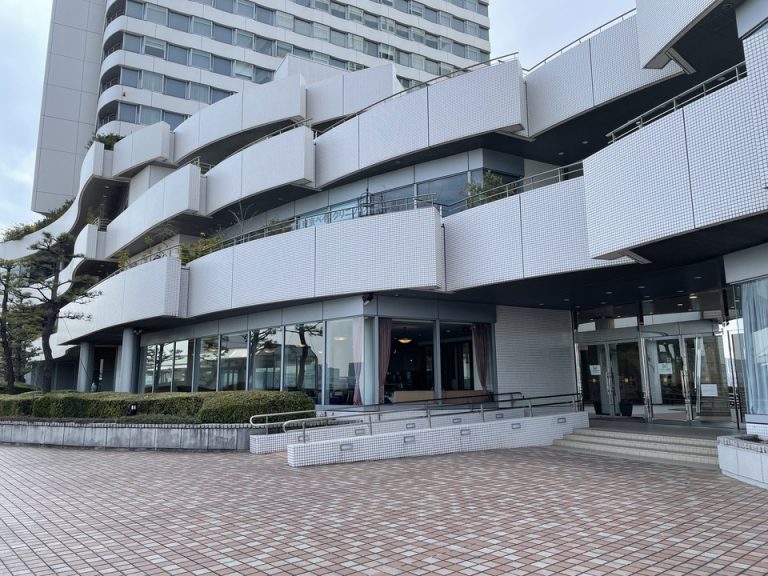 北東の遊歩道側から見た低層階部分