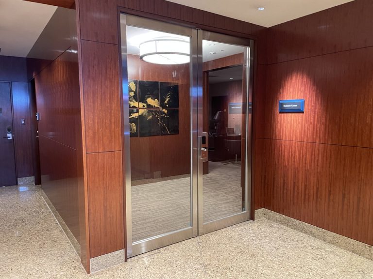 2階フロント横通路の先にあるビジネスセンター入口