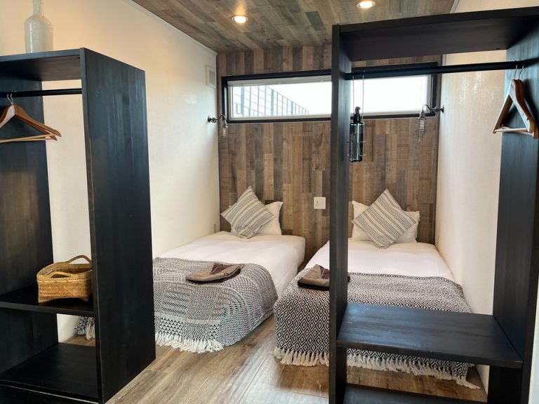 入って右側ベッド