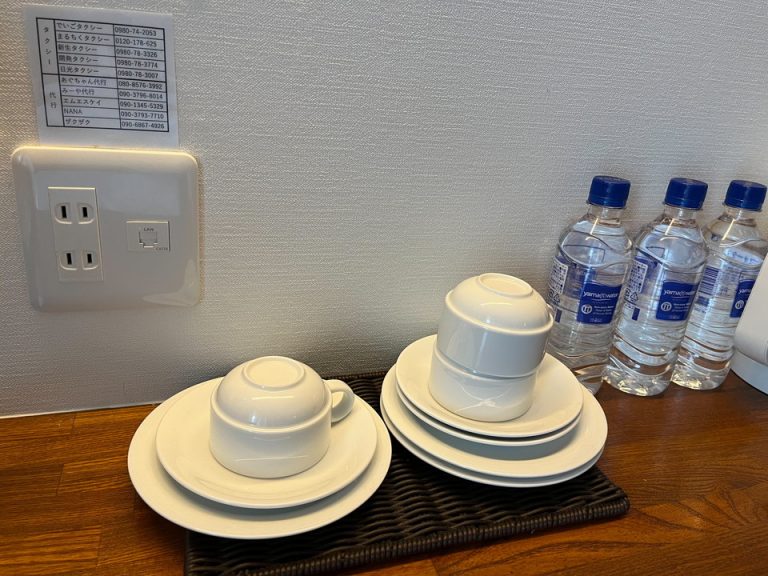 客室内デスク上飲み物 (2)