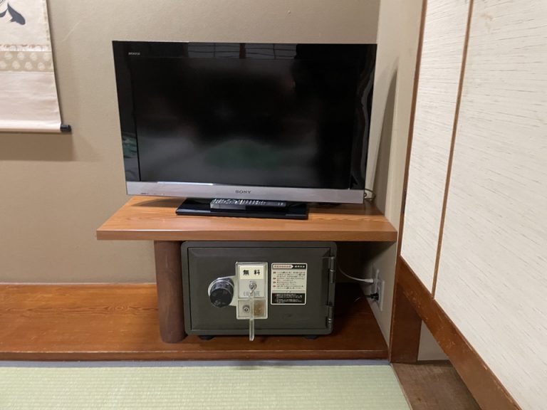 TVとセキュリティーボックス