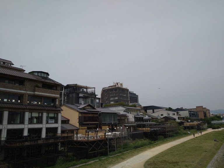 鴨川といえばの夏の納涼川床