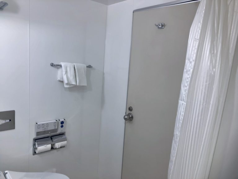 バスルーム内から入口