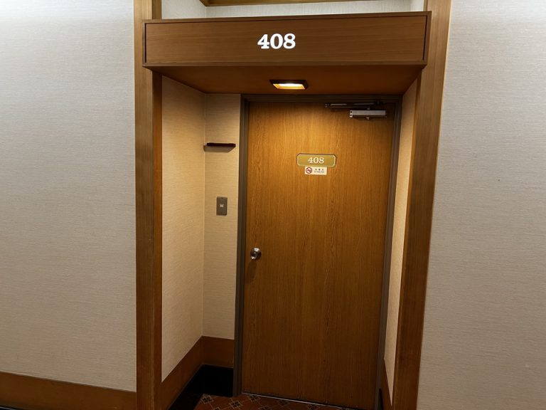 廊下から見た部屋のドア