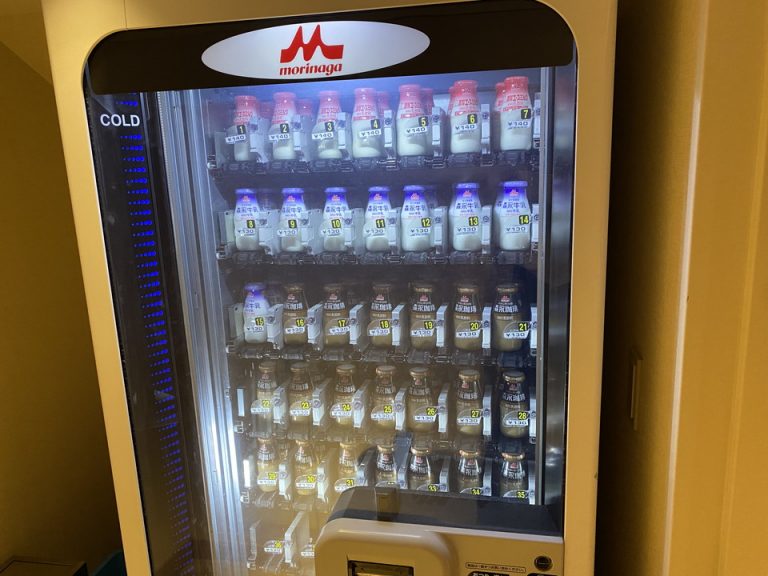 瓶のコーヒー牛乳等の自動販売機