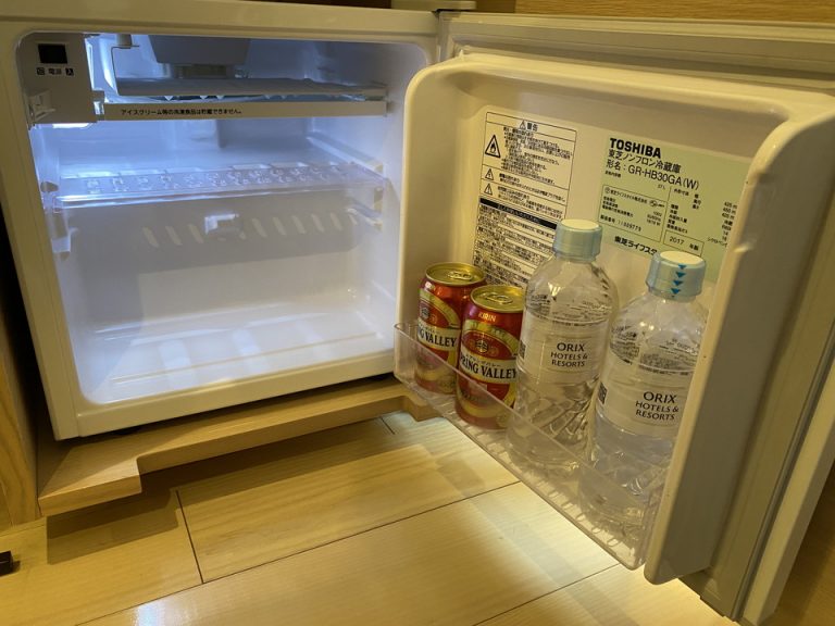 冷蔵庫(開けた状態)。水とビールはサービス