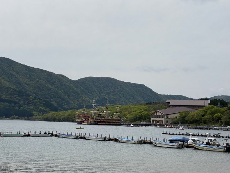 芦ノ湖。海賊船も近くで見られる