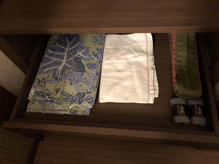 クローゼット内部浴衣とタオル