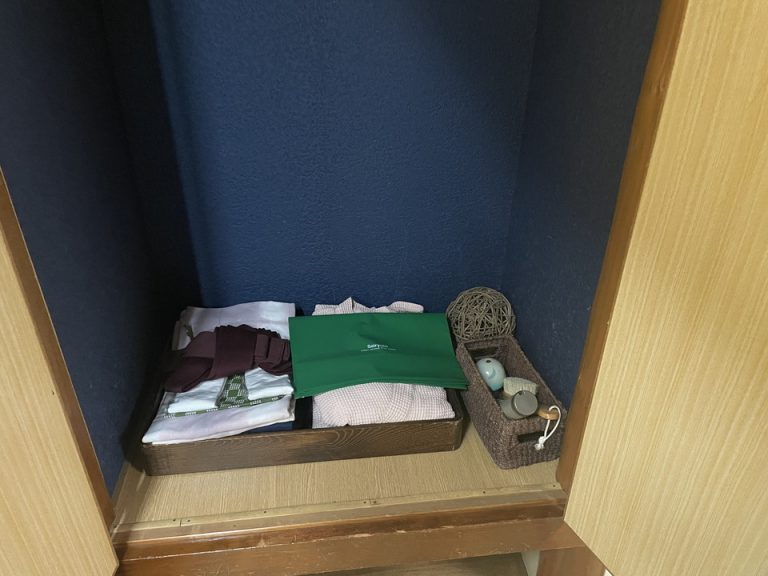 クローゼット内観