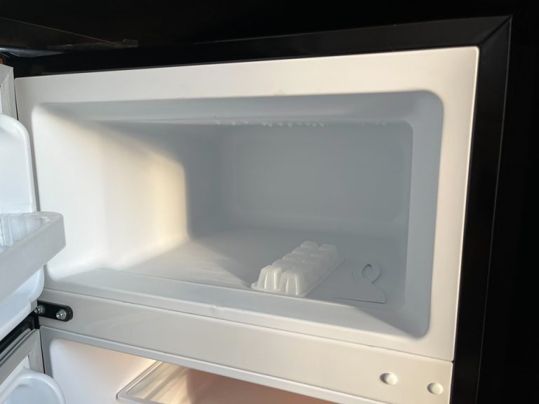 キッチン内冷冷凍庫開