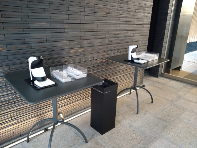 エントランス入ったところのアルコールスタンド