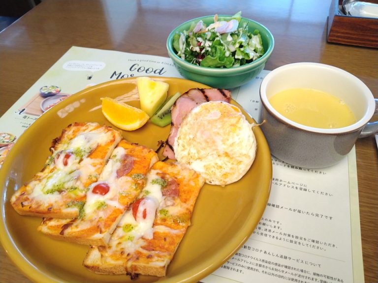 4種チーズとバジルソースのピザパン