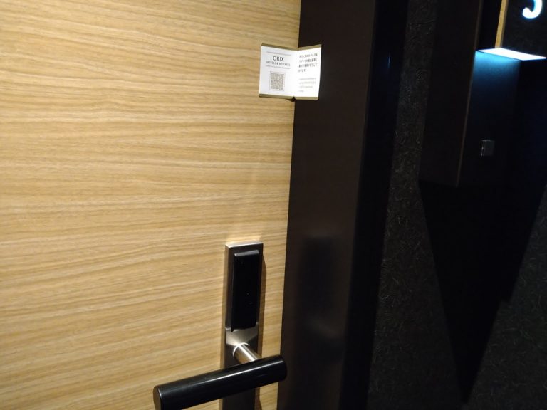 ドアにクレンリネスポリシーの書かれたシール