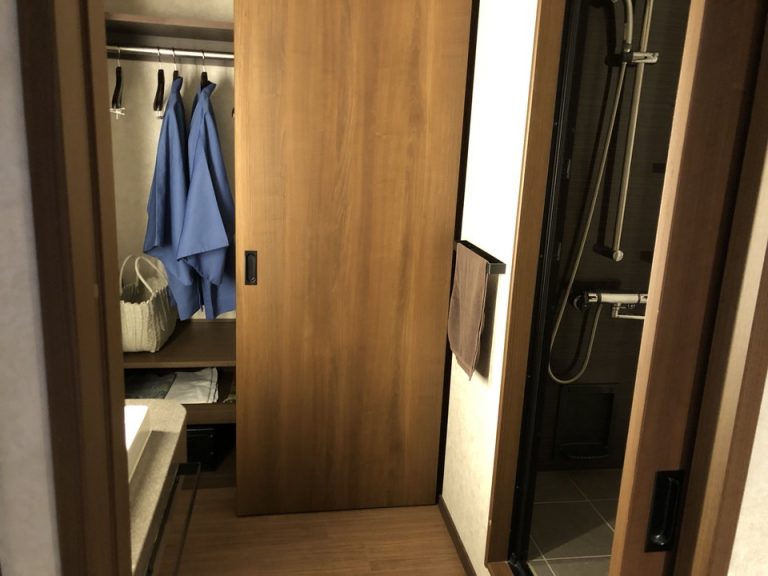 シャワールーム_洗面台_クローゼット全景2