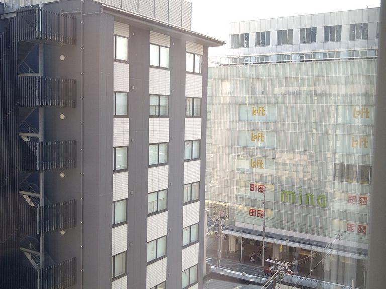 部屋からの眺望(河原町通り方向)