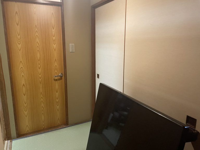 玄関〜正面脱衣所、左が客室