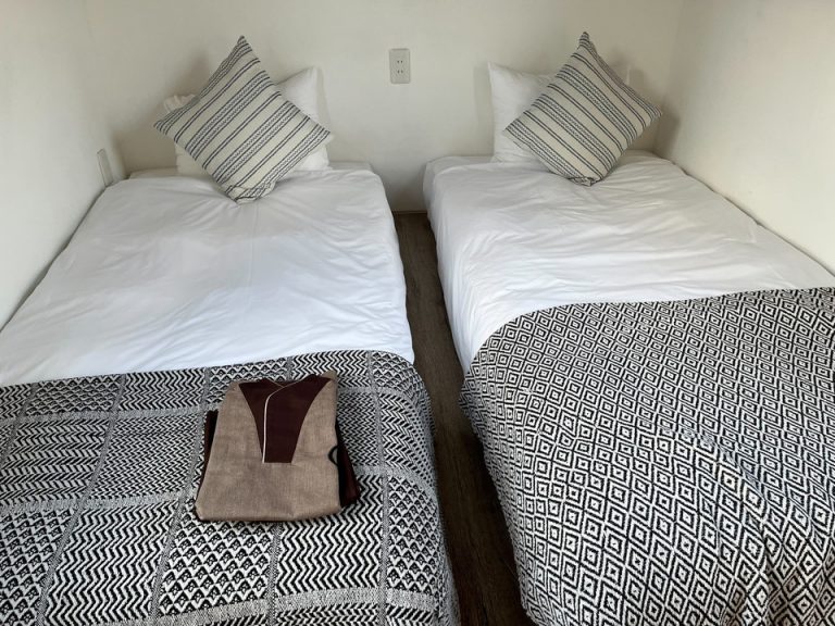 入って左側部屋ベッド (2)