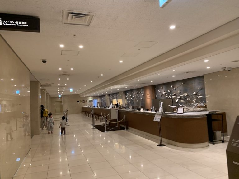 チェックインカウンター