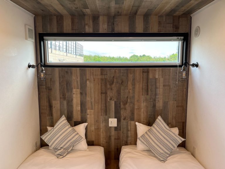 入って左側部屋ベッド