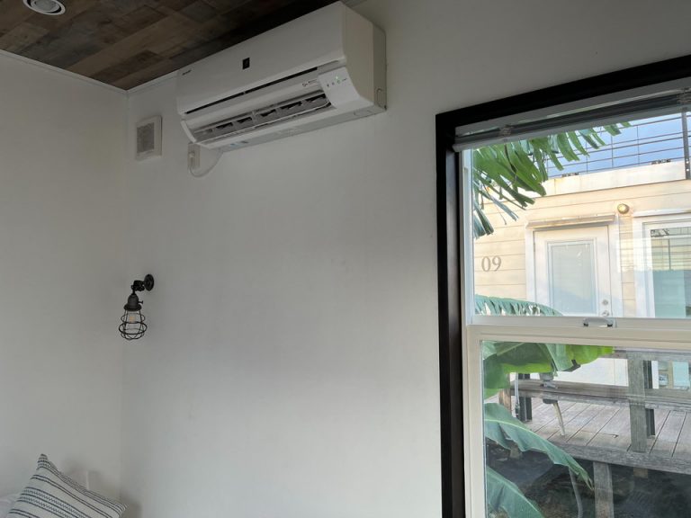 入って左側部屋エアコン