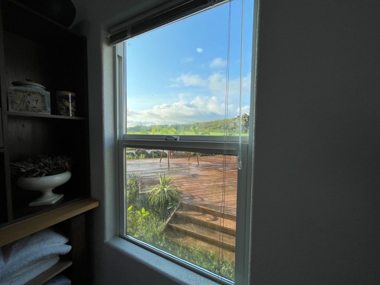 受付コンテナ内窓