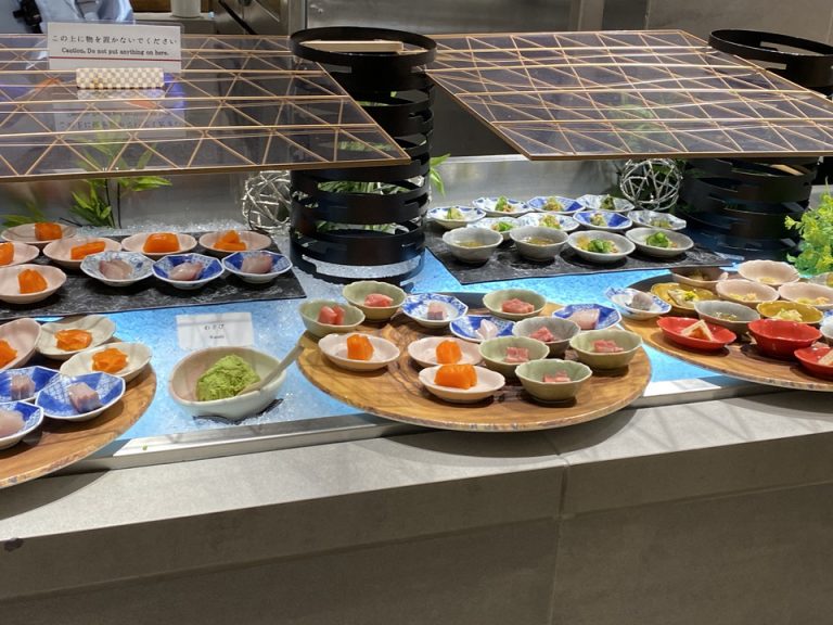 夕食ビュッフェのお刺身と一口前菜のゾーン。