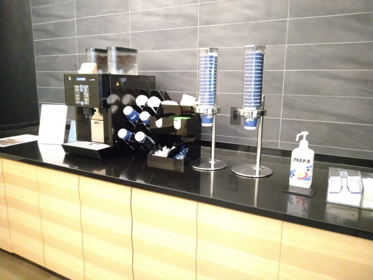 ラウンジの宿泊者専用ドリンクコーナー