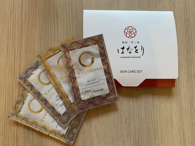 スキンケアセット。チェックイン時にフロントで渡された。その他アメニティはバイキング形式で各々ブースから持っていく