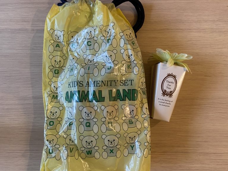 キッズ用アメニティセット。中には子ども用の歯ブラシとスリッパ、ハンカチタオルが入っている。横の花がついた箱は子ども用のウェルカムクッキー。