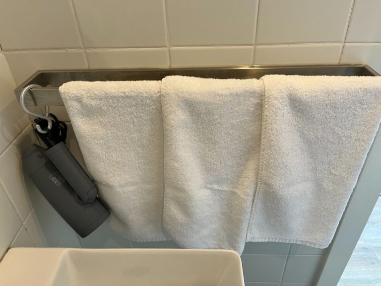 フェイスタオルとドライヤー