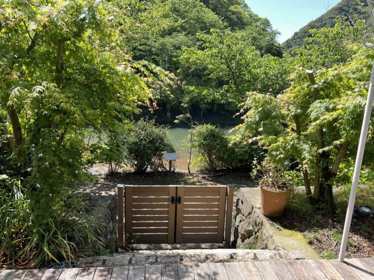 ロビーとフロントラウンジ「曲水」から見える稲生沢川