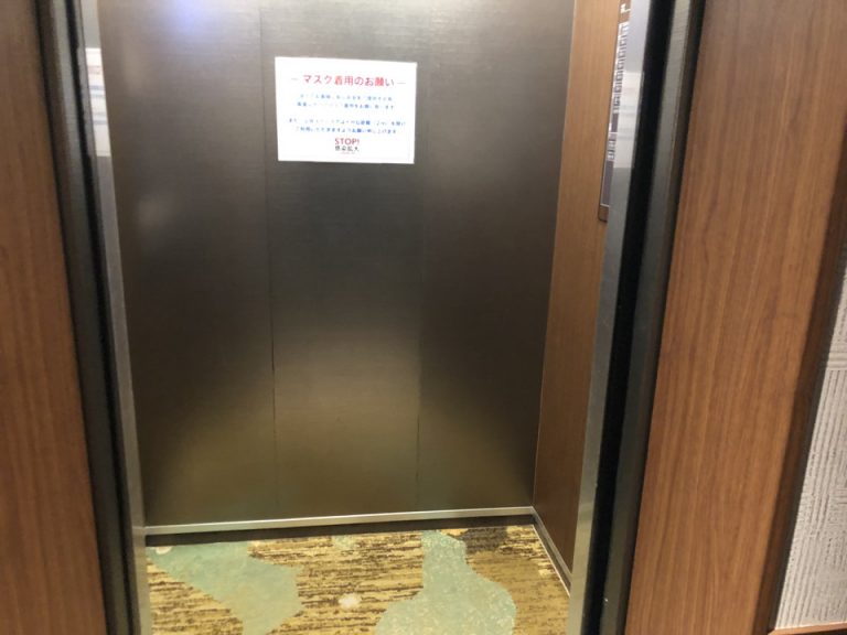 エレベーター内部2