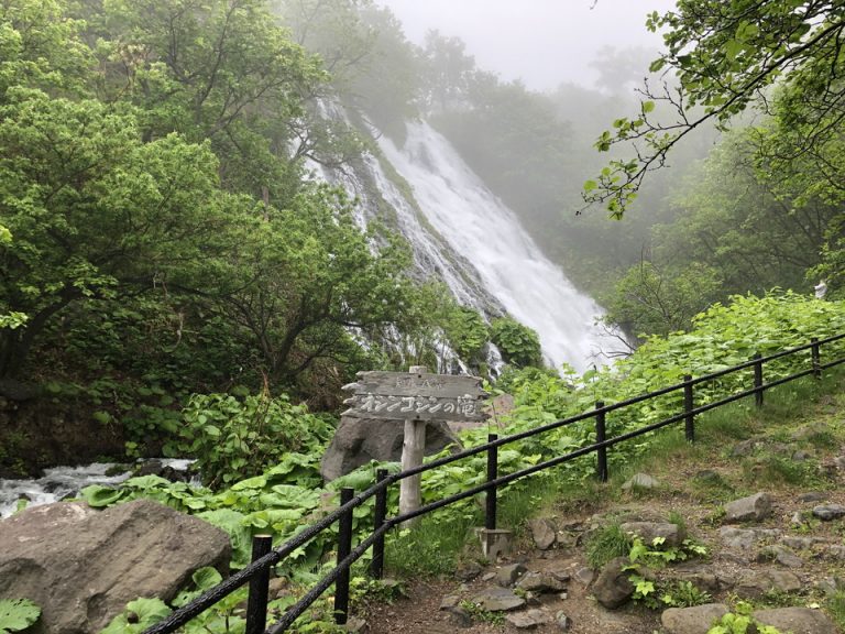 観光スポット_オシンコシンの滝1