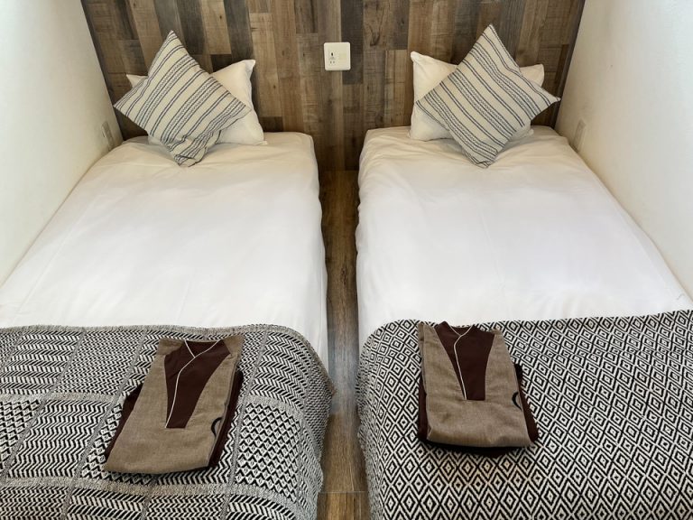 入って左側ベッド