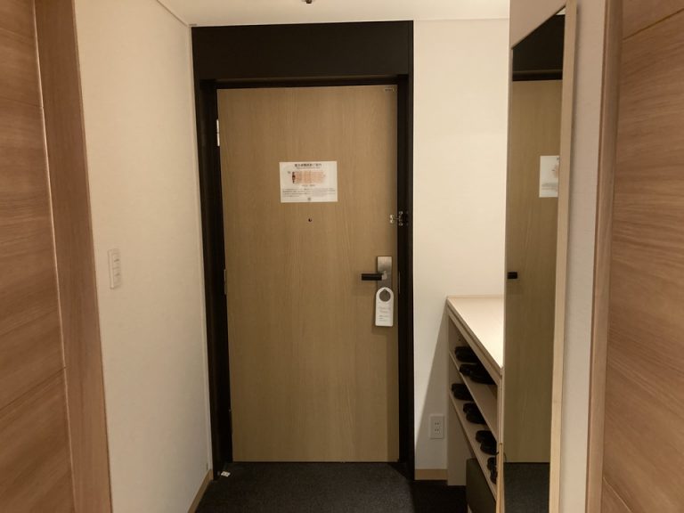 客室入り口内観ドア