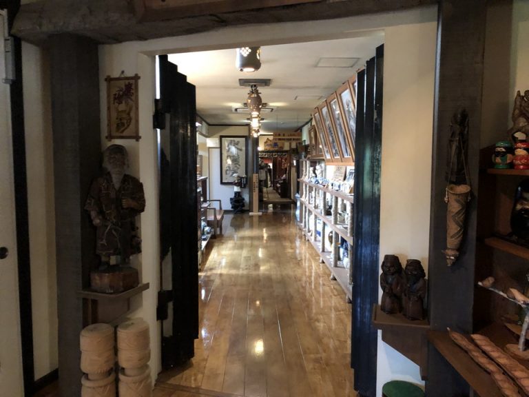 フロントから階段までの廊下2