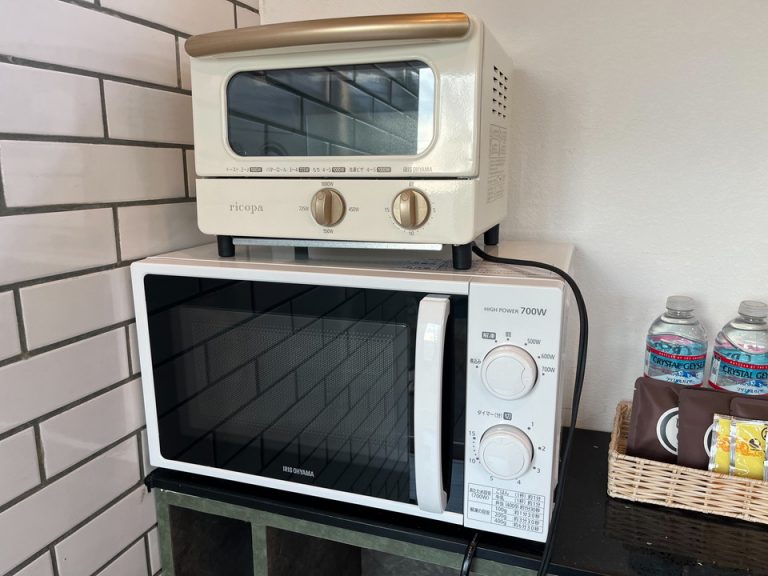 キッチン内トースターとレンジ