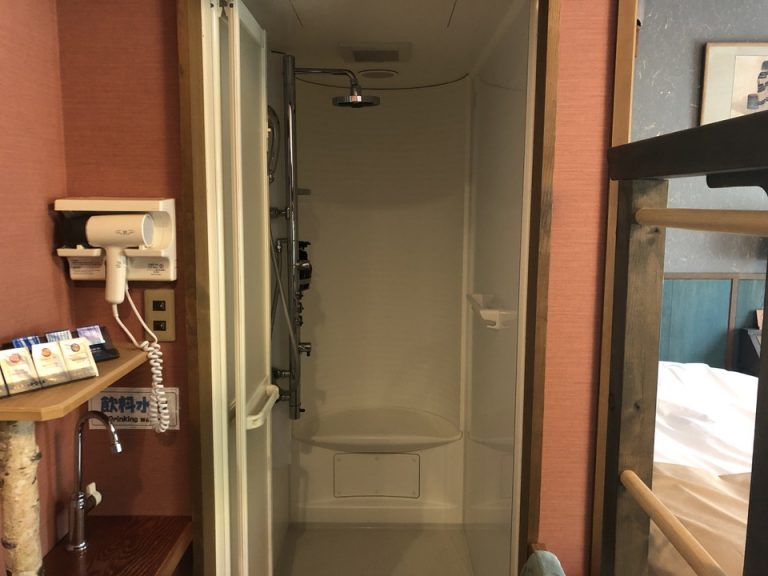 シャワールーム入り口から全景2