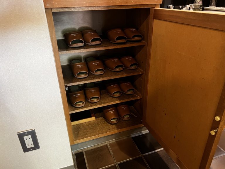 スリッパ収納棚開けた状態