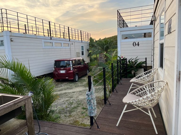 コテージ外廊下、椅子