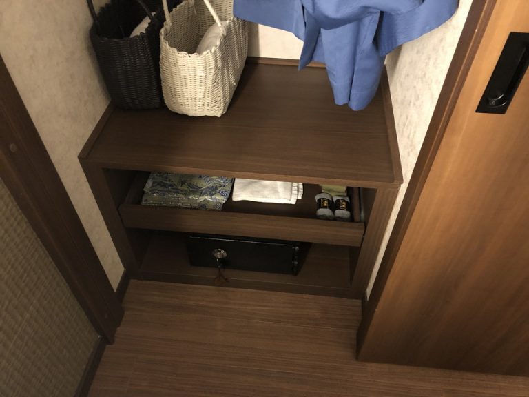 セーフティボックス閉じた状態1とクローゼットの内部