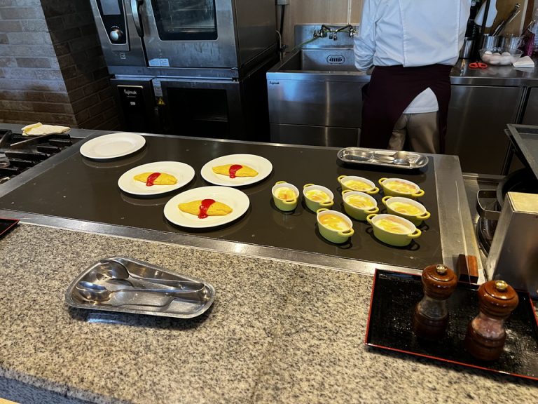 オムレツは目の前で焼いてくれます