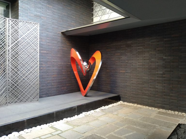 結びのアート作品ハートにも見えます