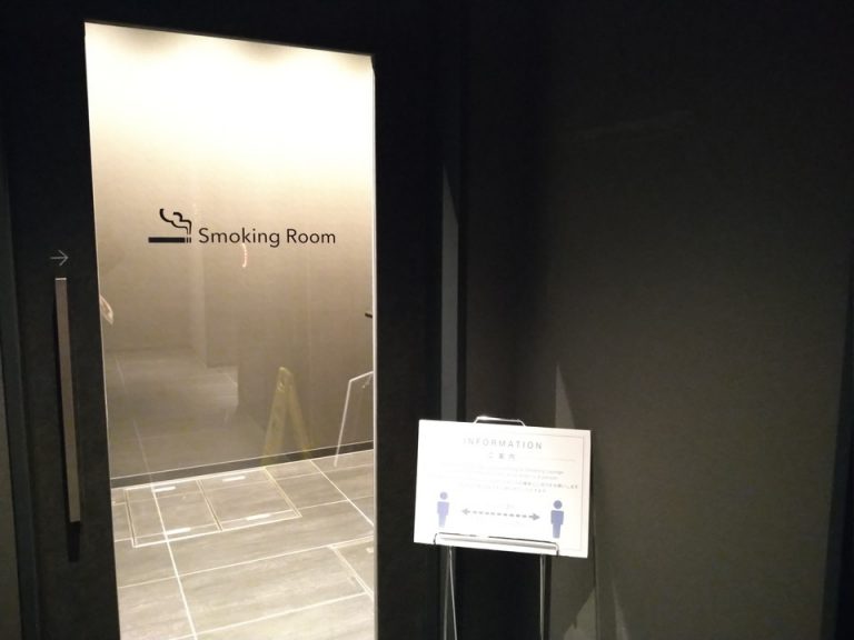 1階奥に喫煙室