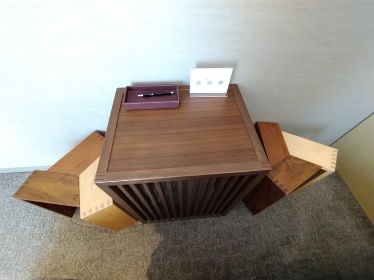 テーブルとイス