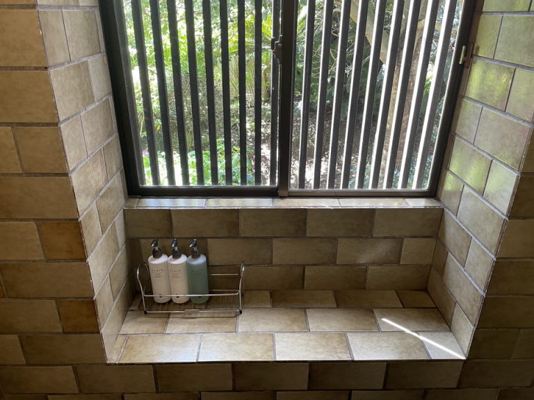 バスルーム小窓