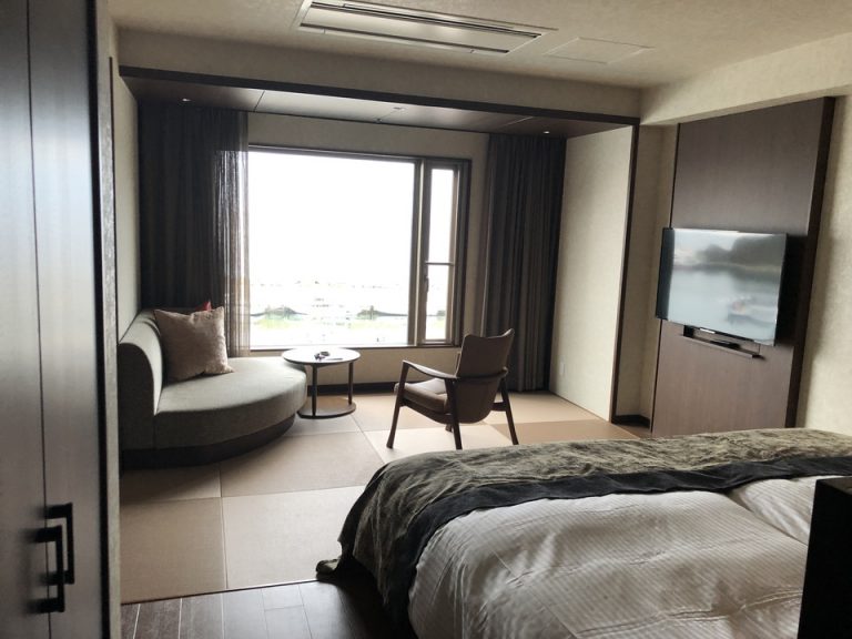 客室全体窓際方向1