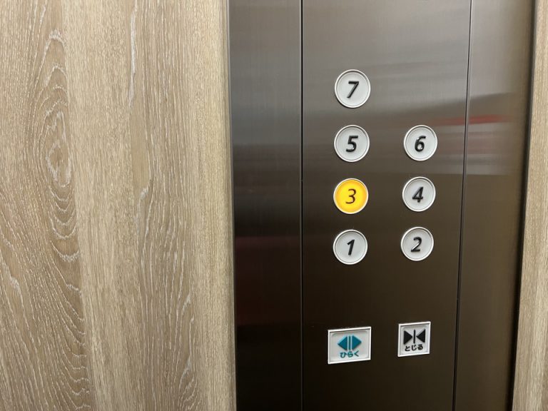 エレベーター内_ボタン