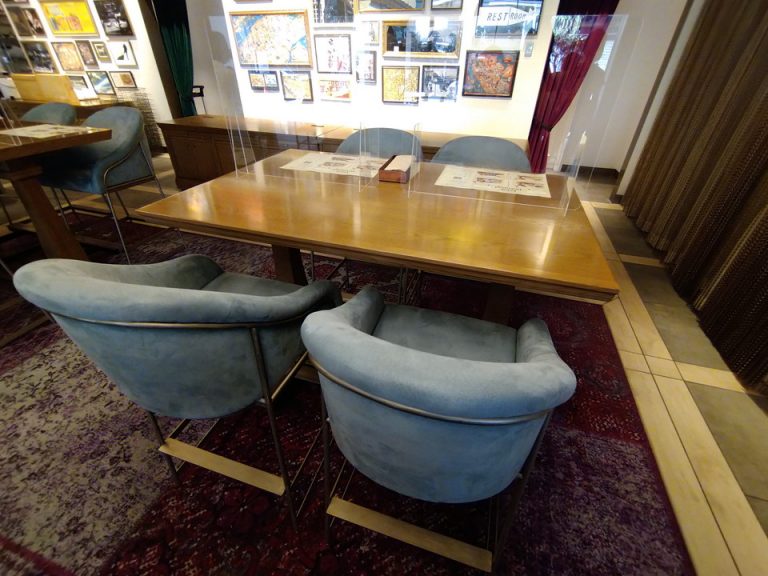 ハイチェアとテーブル