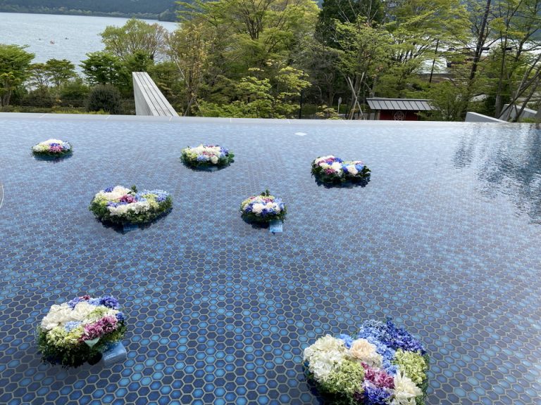 足湯横のテーブル席の周りに浮かぶ花のオブジェ